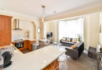 Holgate Manor Apartment has Balcony rooms