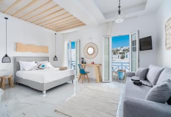 Central Suites Mykonos has rooms with a private hot tub