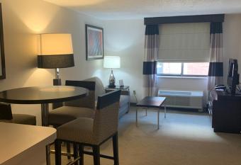 Ramada by Wyndham Marquette has rooms with a private hot tub