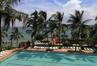 Hotel Jardin Savana Dakar has rooms with a private hot tub