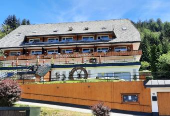 Hotel Gro  bach has Balcony rooms