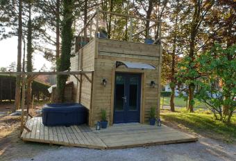Le domaine des hauts de canche Magnifique Tiny house avec Spa has rooms with a private hot tub
