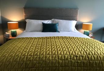 Stones Luxury B&B with hot tub and self-contained rooms allows 18 year olds to book a room