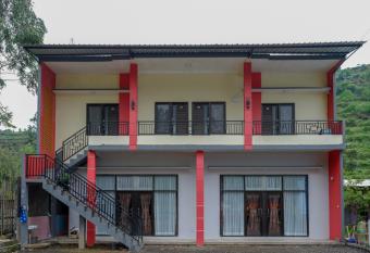 RedDoorz @ Gerbang Dieng Plateau Area allows 18 year olds to book a room