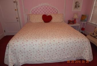 Summer Nites has rooms with a private hot tub