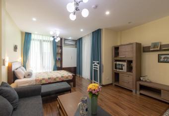 Auntie Li  n s Homestay allows 18 year olds to book a room