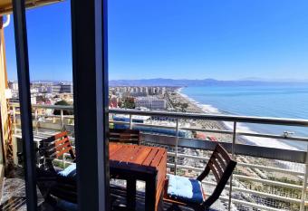 La Torre de la Roca, espectaculares vistas allows 18 year olds to book a room