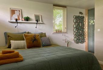 84huis allows 18 year olds to book a room