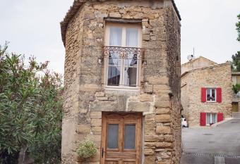 La petite maison allows 18 year olds to book a room