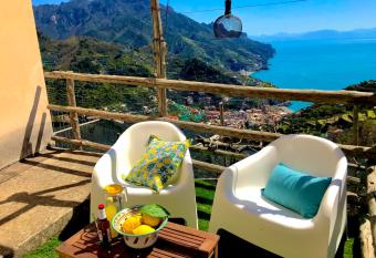 The Hidden Garden has Balcony rooms