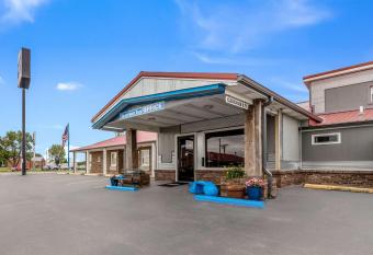 Rodeway Inn Cadiz has Smoking rooms