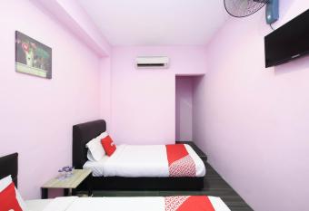 OYO 1125 Ir Inn Hotel allows 18 year olds to book a room