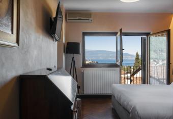 La Villa has Balcony rooms