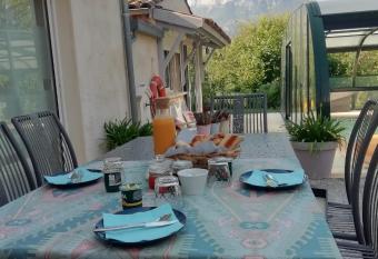 Chambre familiale  has Balcony rooms