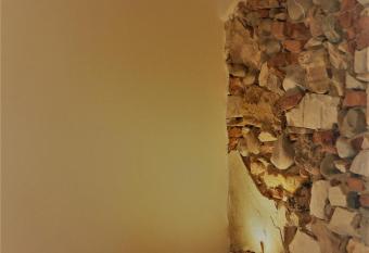 Il Tiglio Jacuzzi&Sauna has rooms with a private hot tub