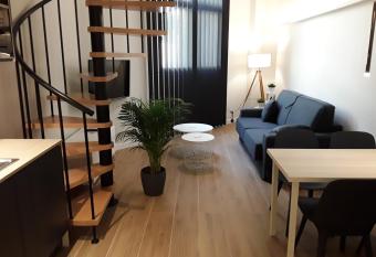 SLEEP TURIA LLIRIA allows 18 year olds to book a room