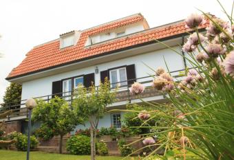 A CASA DI IOLE allows 18 year olds to book a room