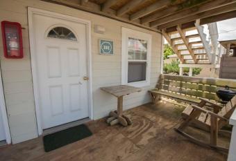 Avon Cottages has Balcony rooms