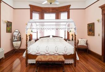 Amsterdam's Curry Mansion Inn allows 18 year olds to book a room