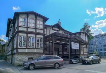 Villa Kadriorg Hostel allows 18 year olds to book a room