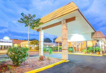 Days Inn by Wyndham St. Petersburg Central allows 18 year olds to book a room