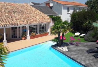 Le Manoir de l antiquit   allows 18 year olds to book a room