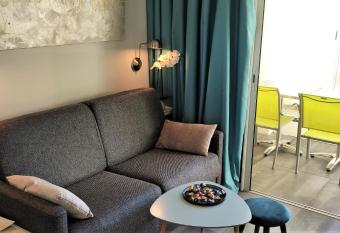 Domaine de La Coudouliere, Vue Mer, Plage, Piscine et Parc allows 18 year olds to book a room