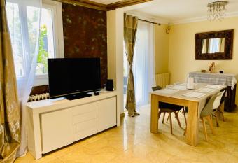 Maison Montmorency has Smoking/Balcony rooms