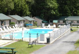 Lincoln Log Colony has Balcony rooms