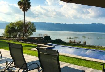 Casa Brav  a - Hotel  RV allows 18 year olds to book a room