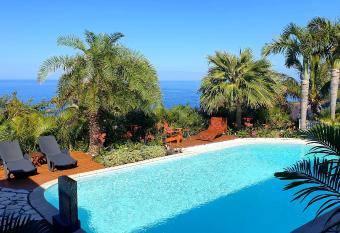 Maison d h  tes Villa des Mascareignes allows 18 year olds to book a room