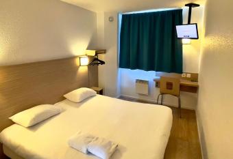 CYAN HOTEL - Roissy Villepinte Parc des Expositions allows 18 year olds to book a room