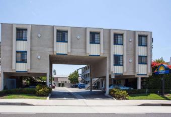 Days Inn by Wyndham Orange Anaheim has Smoking rooms