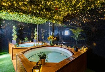 The Tudor Gathering - Events Groups - Up To 30 - Hot Tub allows 18 year olds to book a room