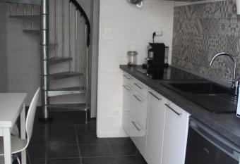 Petit nid    50m de la plage au coeur de Fouras allows 18 year olds to book a room