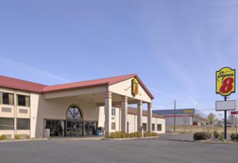 Super 8 by Wyndham Oxford has rooms with a private hot tub