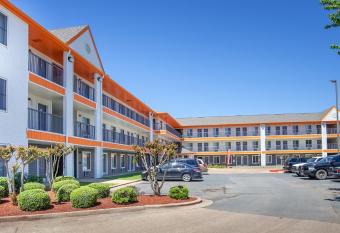 Siegel Select Bossier City allows 18 year olds to book a room