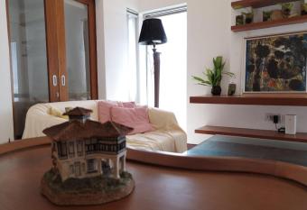 Peninsula Residence All Suite Hotel has rooms with a private hot tub