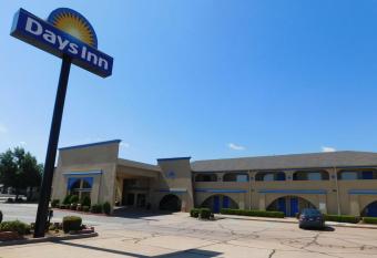 Days Inn by Wyndham Oklahoma City NW Expressway has Smoking rooms