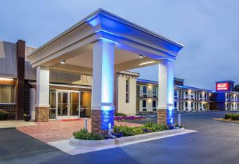 Econo Lodge has Smoking rooms
