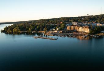 Chase On The Lake has Balcony rooms
