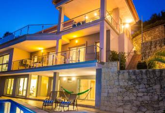 Villa Tranquila has Balcony rooms
