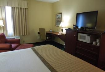 Baymont by Wyndham Louisville Airport South has rooms with a private hot tub