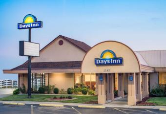 Days Inn by Wyndham Grove City Columbus South has Smoking rooms