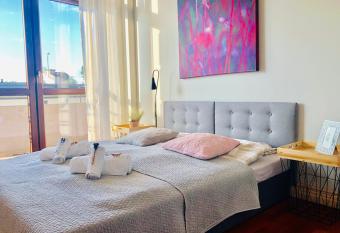 75m2 Apartament Kopernik z widokiem na Jasn   G  r   allows 18 year olds to book a room
