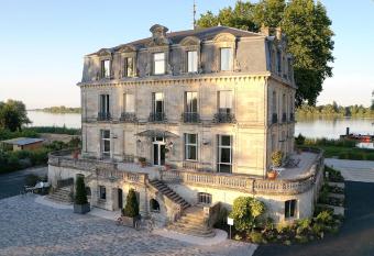 Ch  teau Grattequina H  tel has Balcony rooms