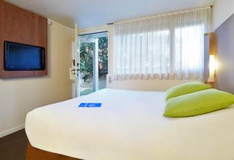 Campanile Marne la Vall  e - Chelles allows 18 year olds to book a room