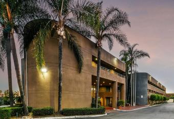 Travelodge Commerce Los Angeles area allows 18 year olds to book a room