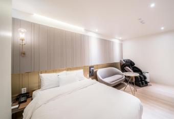 JUST SLEEP HOTEL No.2 allows 18 year olds to book a room