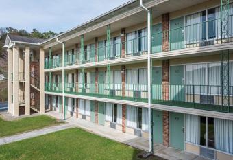 Days Inn by Wyndham Jellico - Tennessee State Line allows 18 year olds to book a room